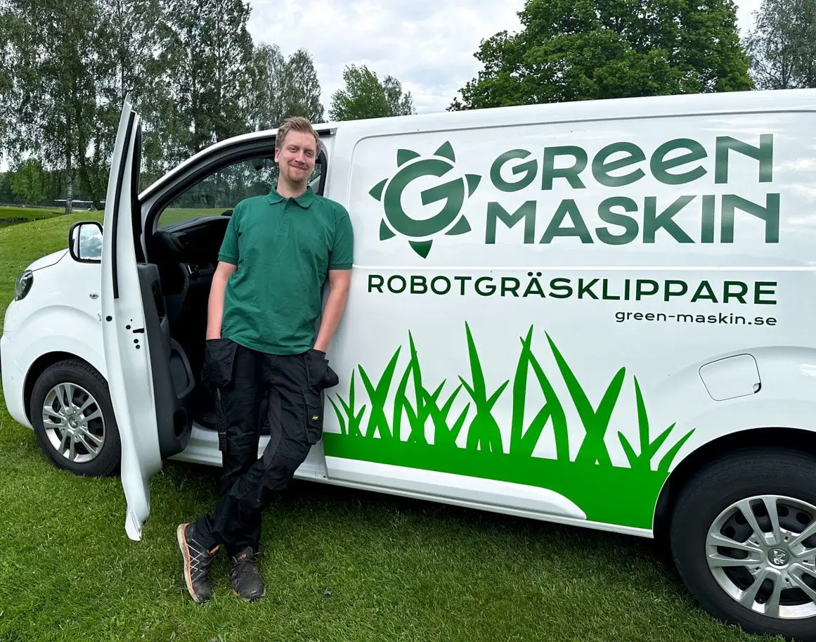 Johan Ferm, ägare och grundare av Green Maskin, vid sitt fordon